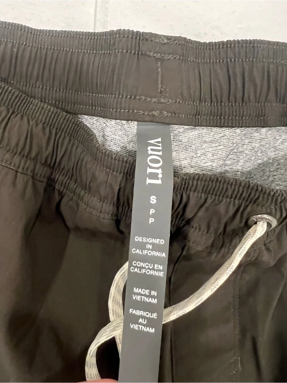 Men’s Vuori shorts NWT Dark Oregano / Dark Grey 7” size S